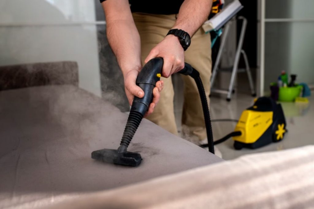 Wie entfernt man Flecken aus dem Sofa richtig?