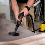 Wie entfernt man Flecken aus dem Sofa richtig?