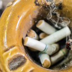 Wie entfernt man effektiv Zigarettengeruch aus der Wohnung? Vernebelung von Räumen vor der Ozonbehandlung