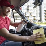 Reinigung des LKW-Innenraums – wie oft reinigen, bei welcher Temperatur Matratzen tiefenreinigen und wie man Zigarettengeruch effektiv entfernt