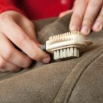 Flecken auf dem Sofa entfernen – die häufigsten Fehler im Haushalt