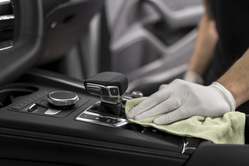 Autoinnenreinigung – wann lohnt sich eine professionelle Reinigung?